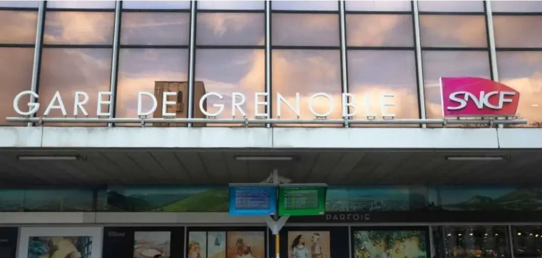 Taxi Gare de Grenoble ⇆ Méribel – VTC prix fixe 24/7 Taxi Gare de Grenoble vers Méribel (Village, Centre, Mottaret) – transfert privé premium
