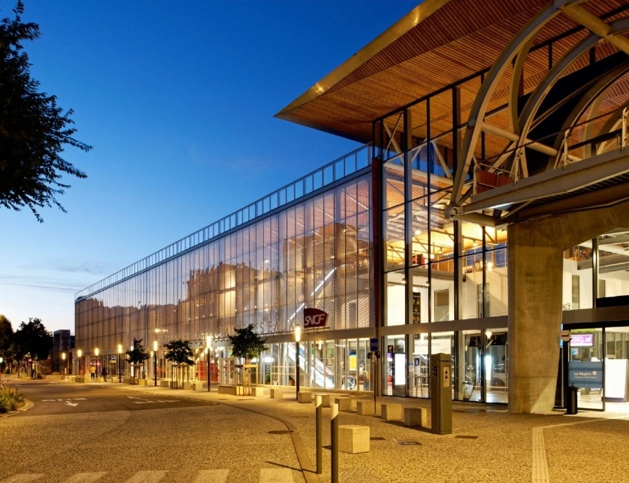 Chambéry Train Station Taxi Transfers to French Alps Ski Resorts – Courchevel, Méribel, Val Thorens, Tignes, Val d’Isère Private taxi transfers from Chambéry train station to Alpine ski resorts in Savoie and Tarentaise