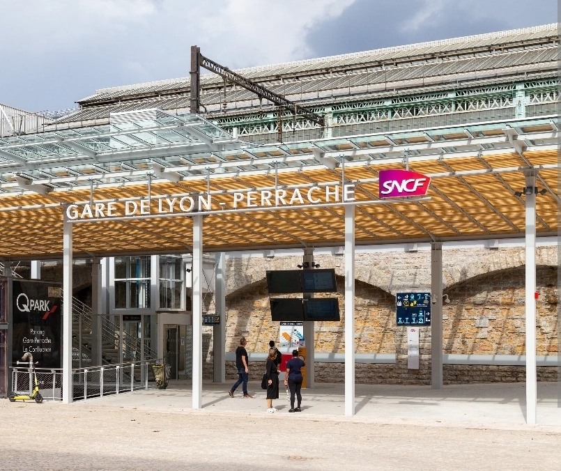 Private transfer Lyon Perrache train station ⇆ French Alps – comfort, safety and fixed fare Private taxi transfer Lyon Perrache train station to ski resorts in the French Alps